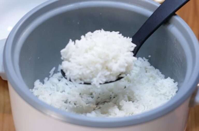 How long does rice take to cook in a rice cooker?
