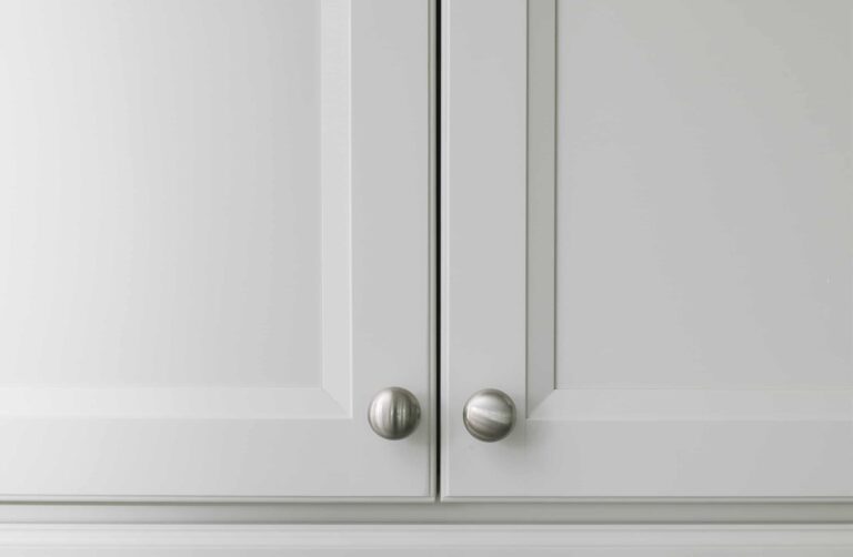 Where to Put Knobs on Kitchen Cabinets